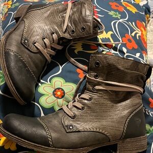 Rieker sz 40 Peyton lace up newsprint boots.